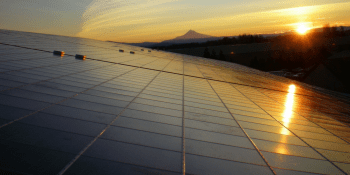 Despite falling solar prices, experts say U.S. remains “rare bright spot”