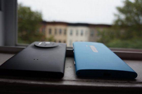The Lumia 1020 is on the left, while the larger Lumia 920 is on the right.