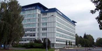 Apple reportedly mulls shifting 15-30% of manufacturing out of China