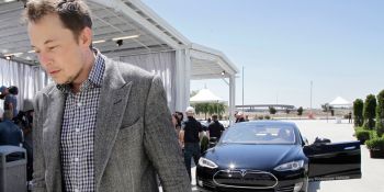 Tesla ties Elon Musk’s compensation to company’s performance
