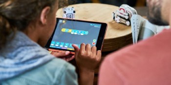 Cozmo Code Lab makes Anki’s personal robot easy to program