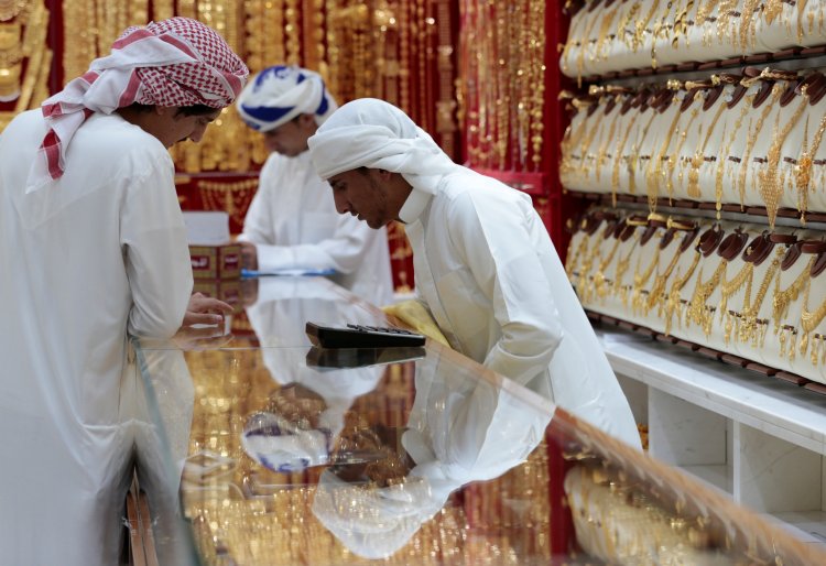 Men look at gold jewellery in a shop at the Gold Souq in Dubai, United Arab Emirates March 24, 2018. Picture taken March 24, 2018. REUTERS/Christopher Pike