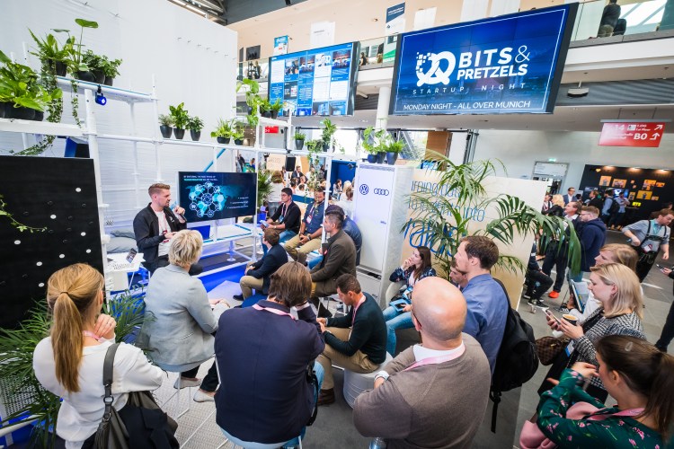 A crowd gather for a presentation by Bits and Pretzels - Day One - Image ©