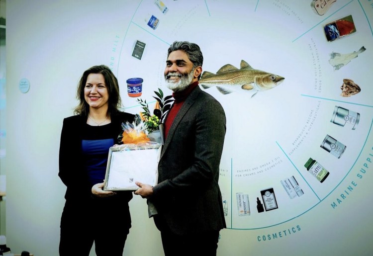 Bala Kamallakharan (right), is head of Iceland Venture. He received an award for startup work from the First Lady of Iceland, Eliza Reid. 