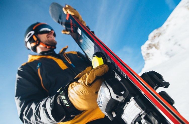 Snowcookie uses three Oreo-size sensors to track your skiing.