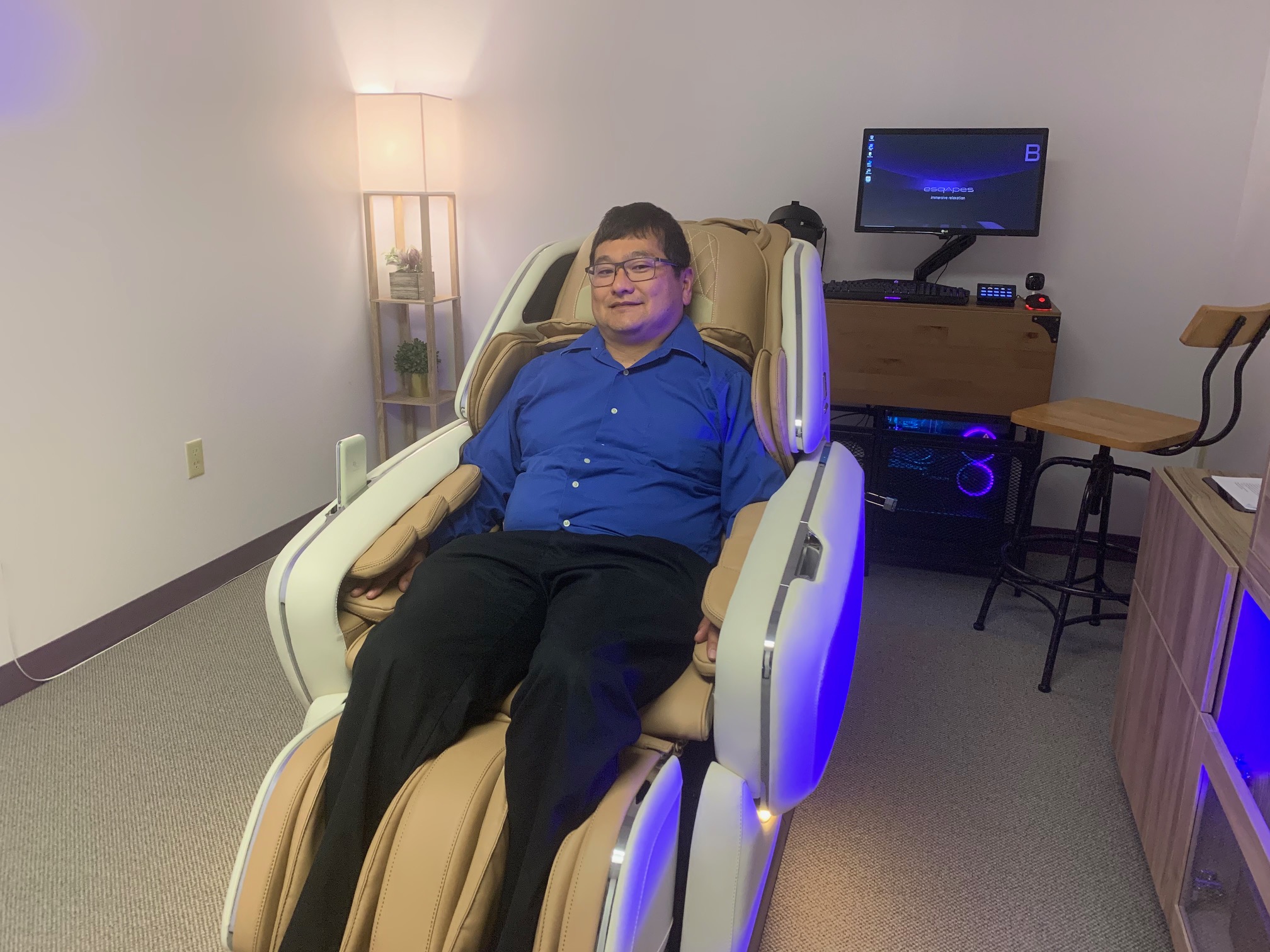 Dean Takahashi emerges from the Esqape experience in VR.